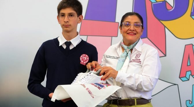 SEE inicia entrega de 200 mil pares de tenis para secundarias de Michoacán
