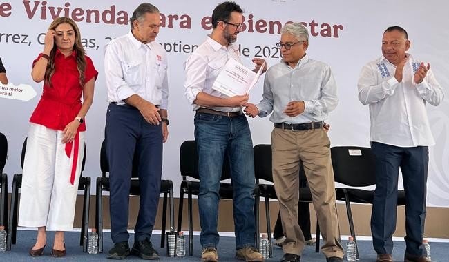 Chiapas suma 70 mil 500 viviendas en construcción; entregan 208 en Tuxtla Gutiérrez