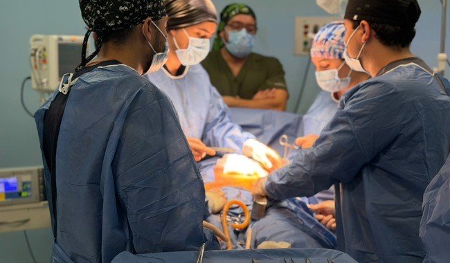 Equipo del Hospital General La Paz del ISSSTE extirpa tumor de 4 kilos a paciente de 49 años
