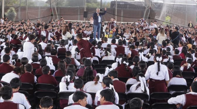 Michoacán inicia entrega de 202 mil pares de tenis en secundarias y telesecundarias
