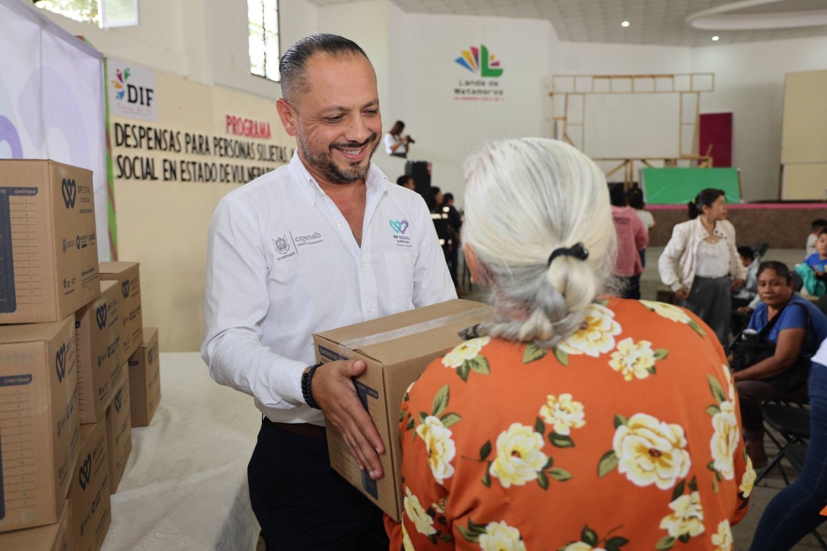 SEDIF entrega despensas en Landa de Matamoros; suma más de 70 mil en el estado