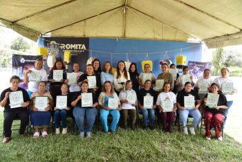20 artesanas de Romita concluyen taller de piñatas y amplían ventas a EU