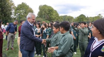 Inauguran cinco canchas de fútbol 7 en escuelas de Uruapan; suman 54 en Michoacán