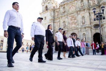 Semovi iza bandera en la Alameda de León por el Mes de la Patria en Oaxaca