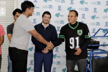 Estudiantes de la UTC reciben motor y transmisión para construir un vehículo Baja SAE