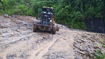 Maquinaria y personal atienden deslaves en carreteras de la Sierra Norte de Puebla