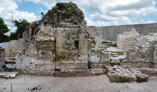 Rescatan en Xpujil una residencia maya de élite con mascarones de K'awiil y glifo Pop