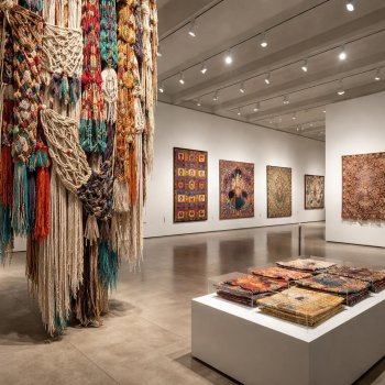 El Museo Tamayo inaugura exposición sobre narrativas globales en los textiles