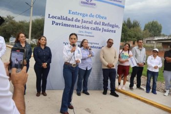 Pavimentan calle Juárez en Jaral del Refugio con 1 mdp y aportación de migrantes de Chicago