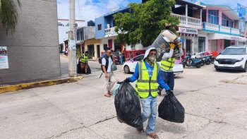 Operativo en Puerto Escondido retira basura acumulada y busca regularizar la recolección