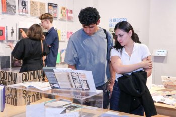 Exposición "Ellas Diseñan 1965-2026" reúne a 28 diseñadoras en la Casa de la Cultura de Puebla