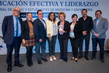 Alina Johnson imparte conferencia sobre comunicación efectiva a personal de salud en Querétaro