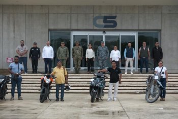Mara Lezama entrega nueve vehículos recuperados en Cancún y pide denunciar al 911