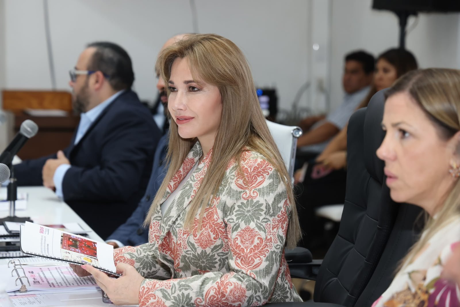 Ceci Arellano encabeza sesión del Patronato del SEDIF; revisan salud y asistencia social en Puebla