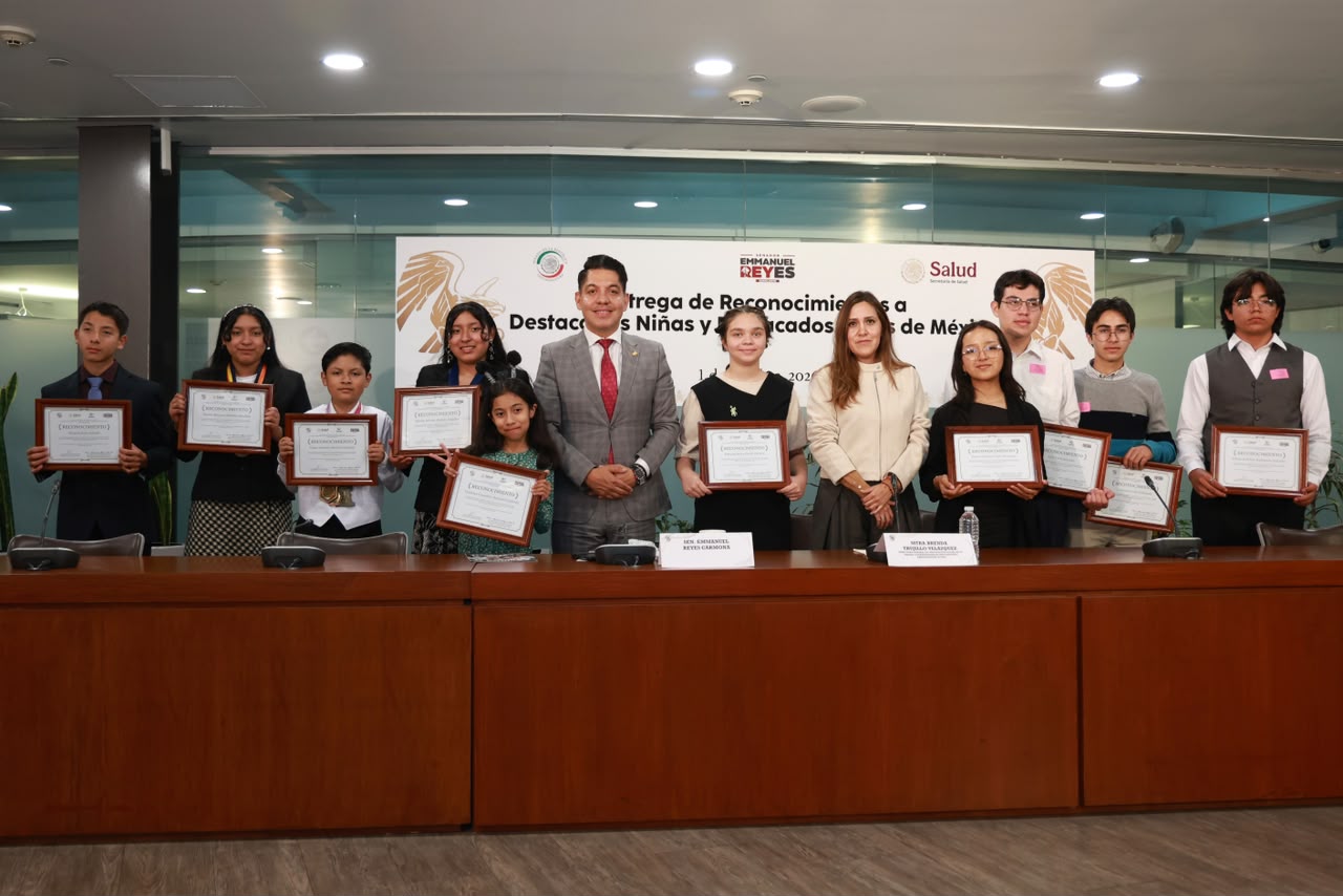 *El senador Emmanuel Reyes Carmona encabezó la ceremonia de entrega de reconocimientos a niñas, niños y adolescentes destacados en distintas disciplinas*