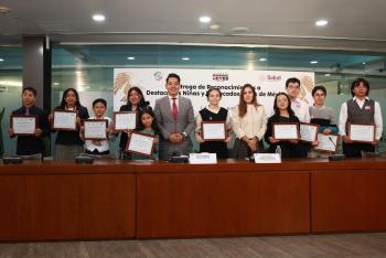 *El senador Emmanuel Reyes Carmona encabezó la ceremonia de entrega de reconocimientos a niñas, niños y adolescentes destacados en distintas disciplinas*
