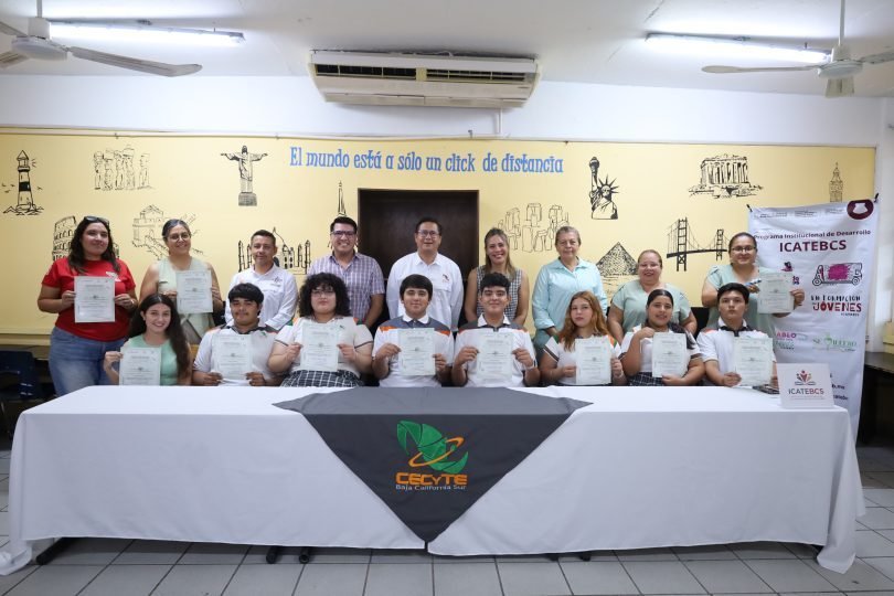 ICATEBCS entrega 39 constancias a personal y alumnos de Los Cabos