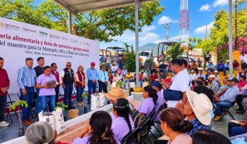Agricultura entrega 21 toneladas de maíz y frijol a 379 familias de Olinalá, Guerrero