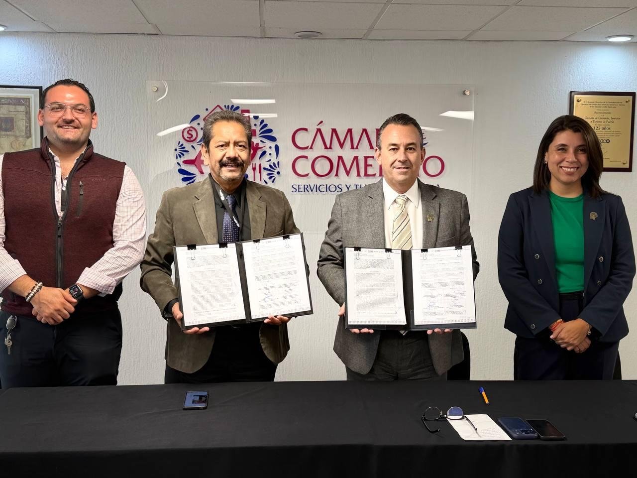 UPAM y CANACO firman convenio para prácticas profesionales de estudiantes en Puebla