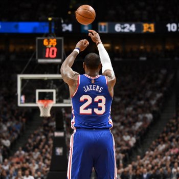 LeBron James anota 10 puntos en su debut con 76ers