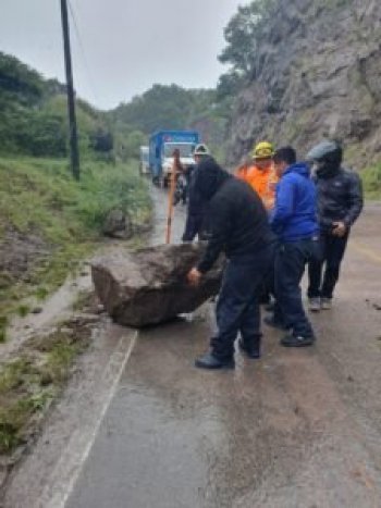Protección Civil de Guerrero atiende tres derrumbes en el Antiguo Libramiento de Tixtla