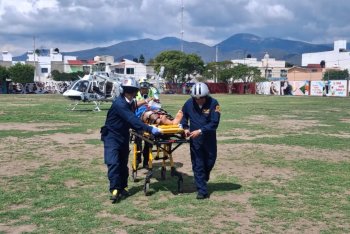 Trasladan en ambulancia aérea a paciente con tumor cerebral de Acatlán a Tehuacán