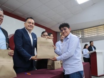Cozcyt entrega cinco vehículos autónomos a tecnológicos de Sombrerete y Jerez