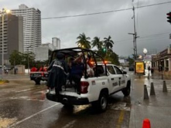 Unidad Policial de Género y Grupo Red Violeta apoyan a población por lluvias en Acapulco