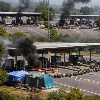 Tomas en 3 casetas de autopistas de Michoacán: comunidades indígenas bloquean Panindícuaro, Zirahuén y Taretan