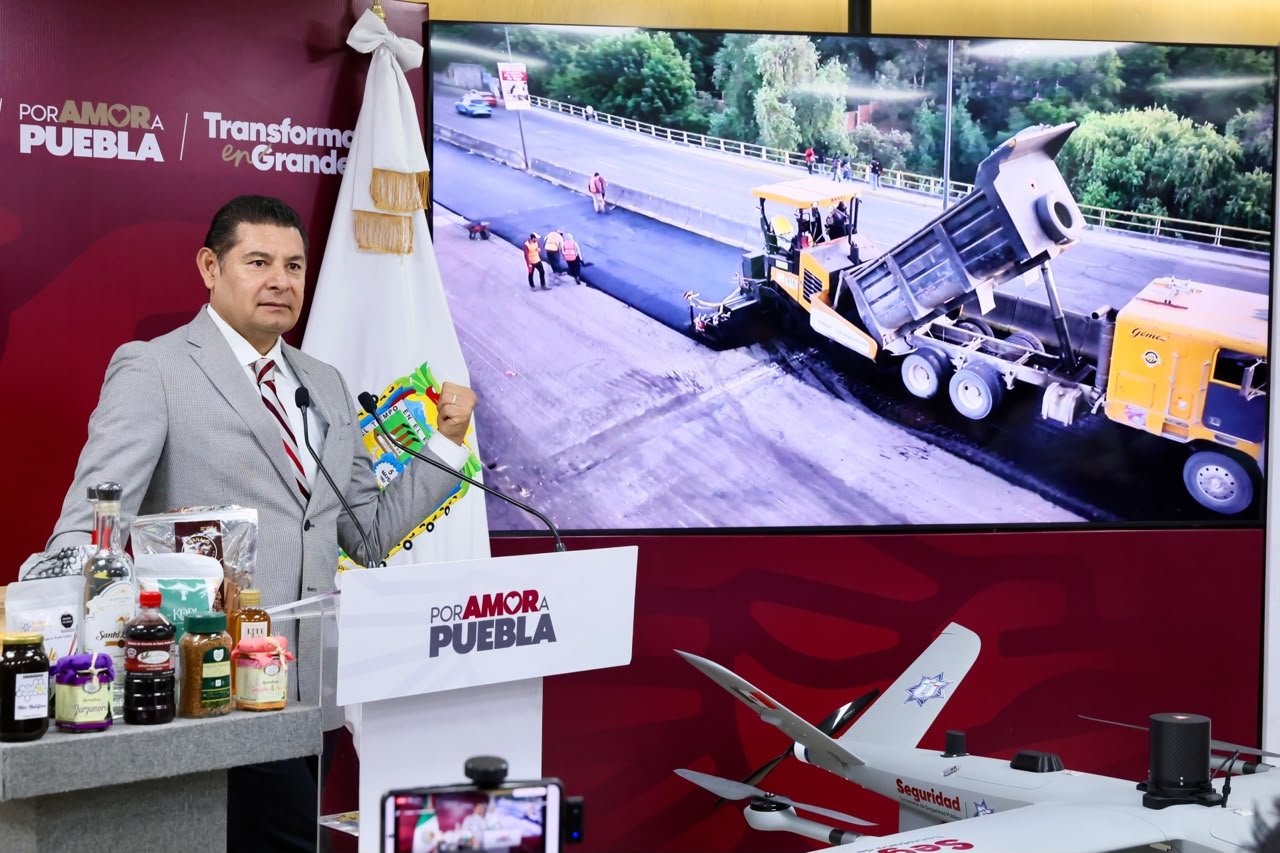 Puebla suma 558 km de pavimentación con 13 trenes; PEMEX dona 10 mil toneladas de AC-20