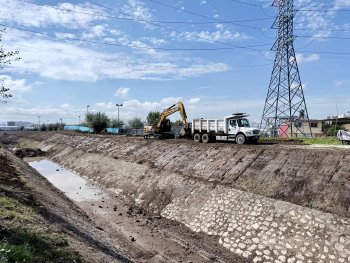 Puebla refuerza desazolve de barrancas y canales para prevenir inundaciones en la capital