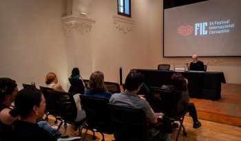 Luis de Tavira reivindica el teatro y homenajea a Héctor Mendoza en el 54 FIC