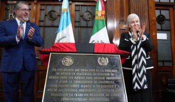 México y Guatemala develan placa por el asilo de 1954 en la antigua embajada mexicana