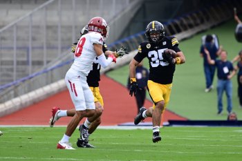 Pumas CU vence 24-6 a Águilas Blancas en el clásico de 90 años