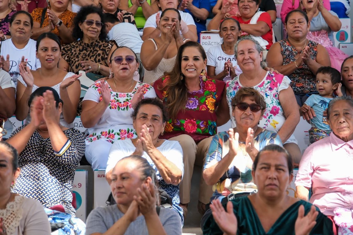 Mara Lezama entrega 100 máquinas de coser a mujeres de tres municipios de Quintana Roo
