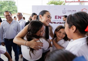 Indira Vizcaíno entrega techumbre en primaria de Cofradía de Morelos y supervisa Centro de Convenciones en Tecomán