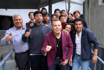 Julio César Chávez habla ante 4 mil 200 estudiantes de Puebla sobre prevención de adicciones