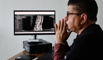 Neurocirujanos del CMN 20 de Noviembre operan con endoscopia a paciente de 59 años con compresión nerviosa
