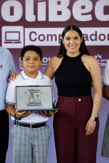 Indira Vizcaíno entrega 273 computadoras gratuitas a estudiantes de secundaria en Coquimatlán