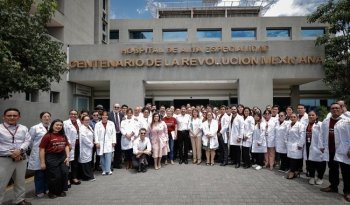 Martí Batres reconoce a médicas y médicos del ISSSTE en su día