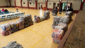 Protección Civil de Puebla entrega insumos de Dormitorio Seguro a siete municipios de la Sierra Norte