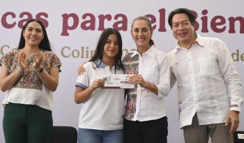 Sheinbaum entrega becas Benito Juárez en Colima; 400 mil jóvenes más estudiarán preparatoria