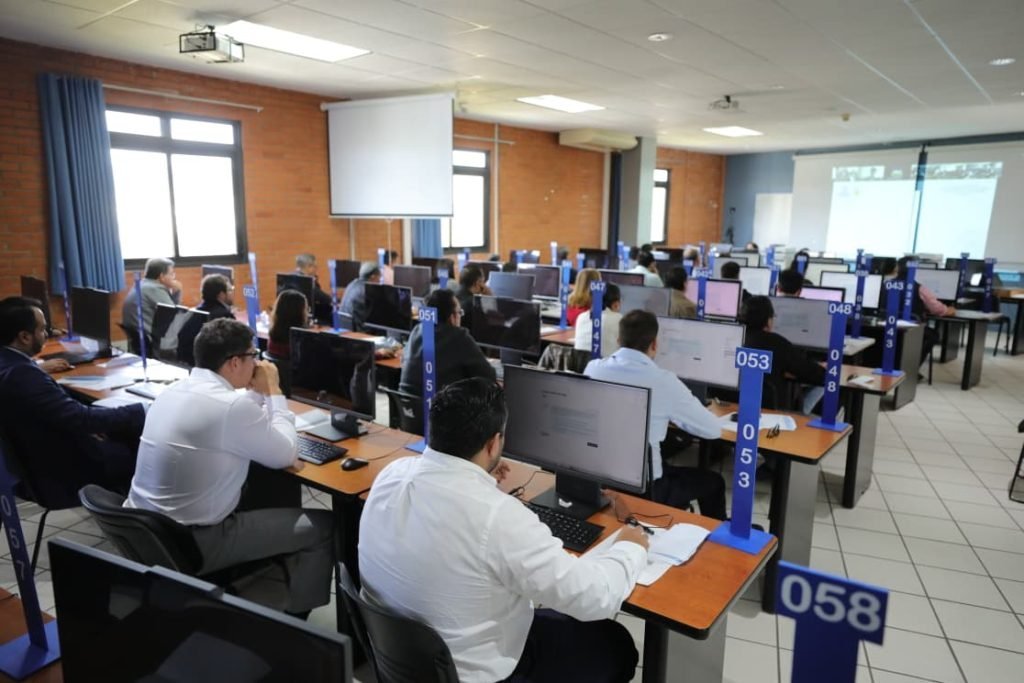 89 aspirantes presentan examen teórico para fiats notariales en Guanajuato