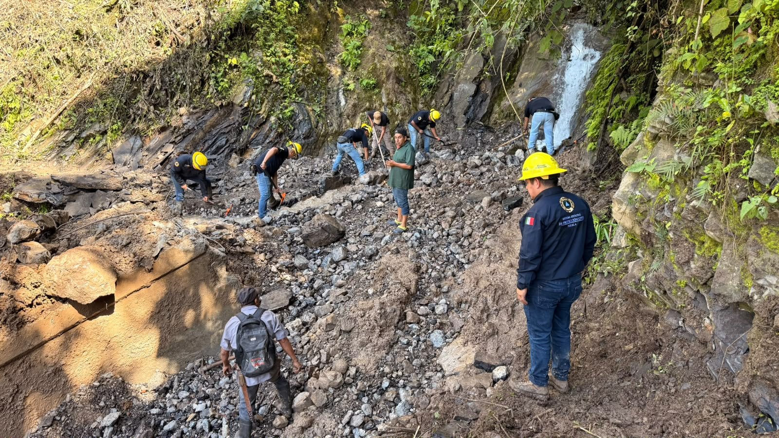 Pahuatlán abre camino alterno en Ahuacatitla para reconectar San Pablito y Xochimilco tras derrumbe