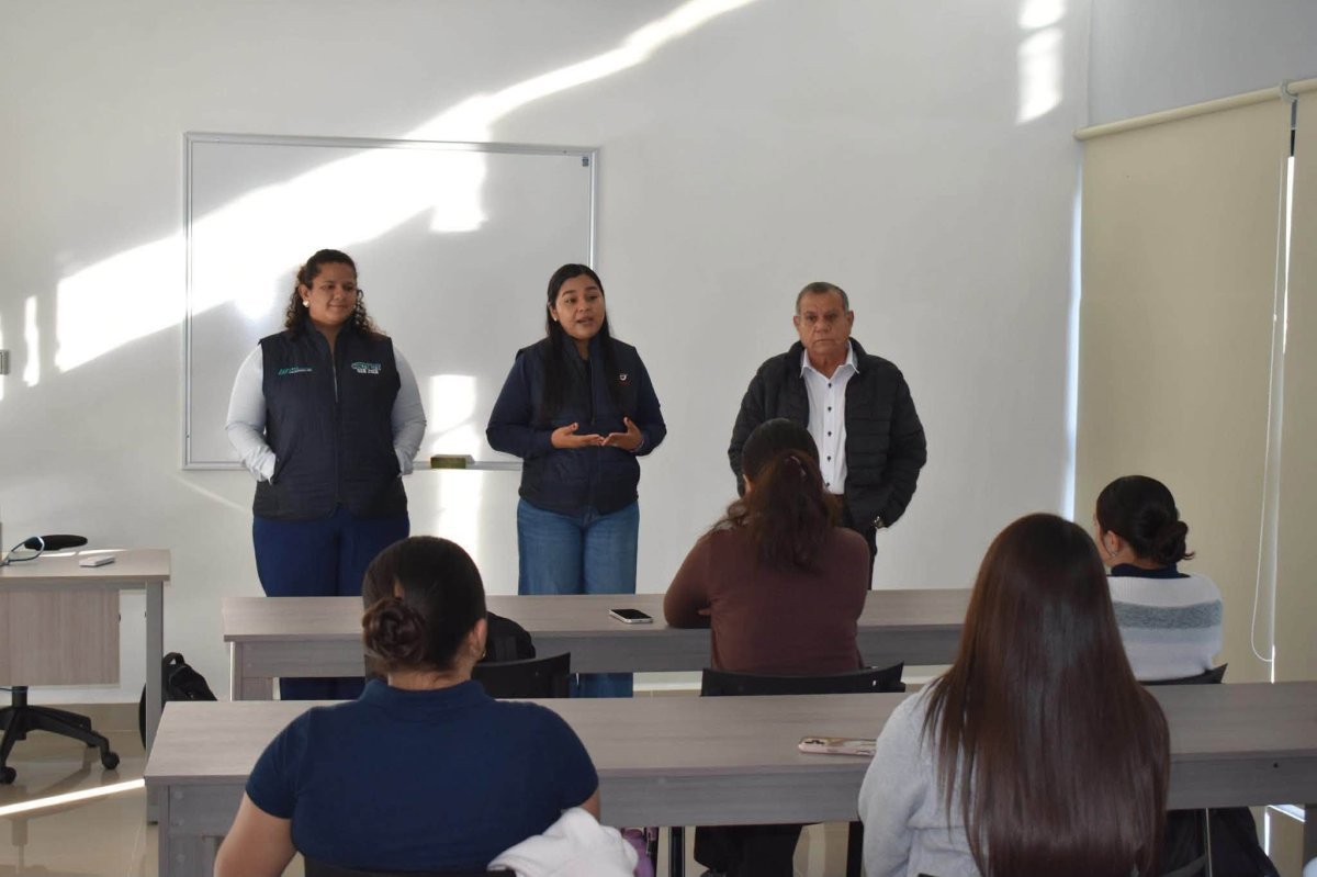 10 estudiantes de la UT San Juan inician modelo dual en Caja Huastecas y Caja Serrana
