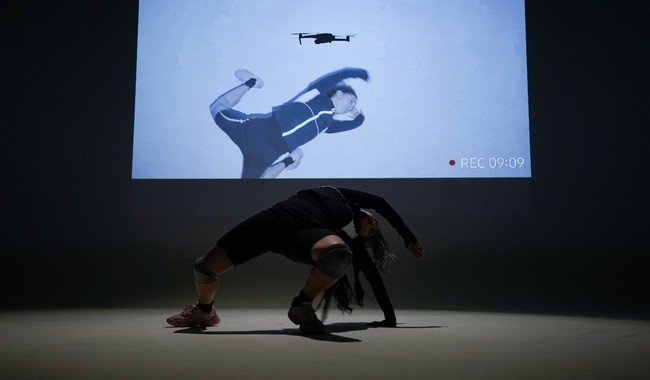 Danza y dron se encuentran en el Museo de Arte Moderno con Pas de deux