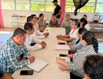 Instalan mesa de trabajo en primaria de Chilpancingo para atender demandas de padres de familia
