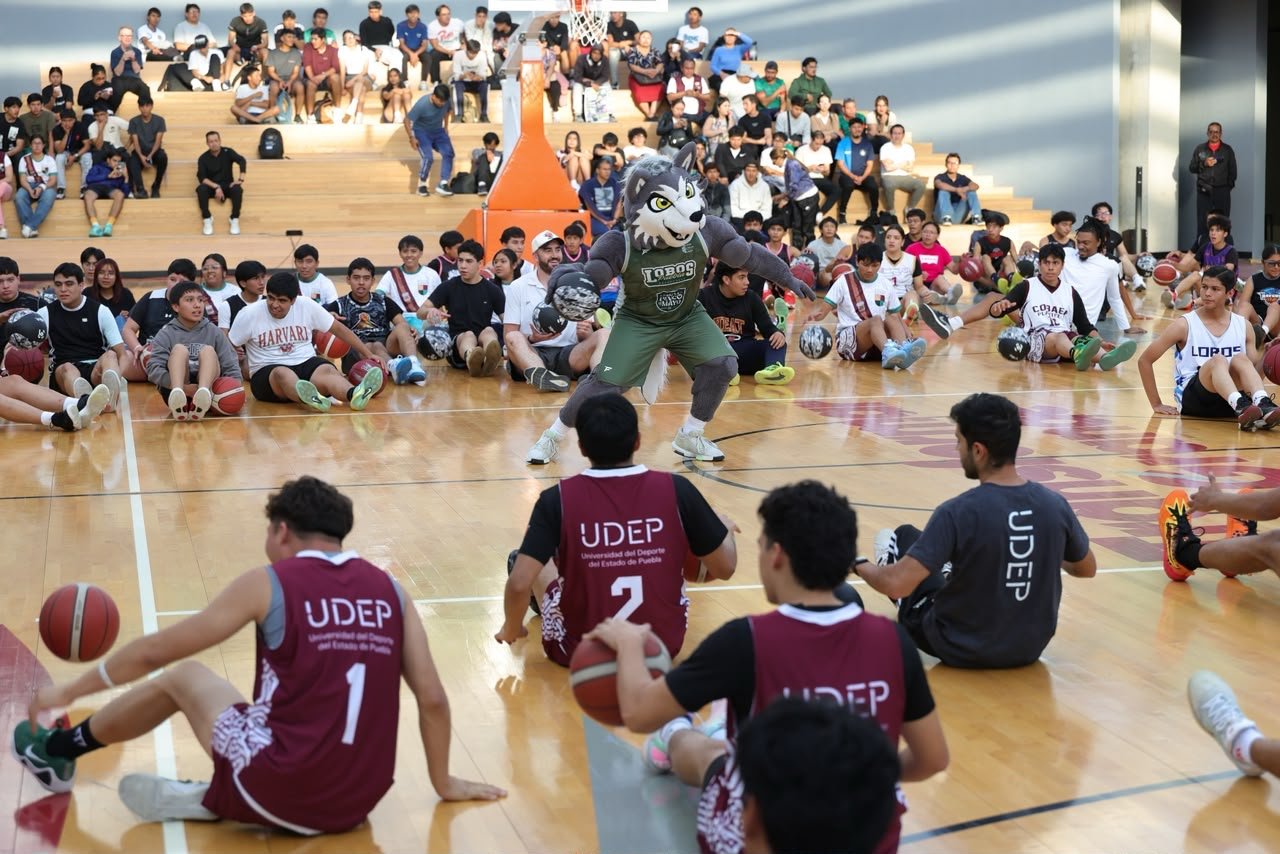 Armenta Mier asiste a clínica de básquetbol con Lobos Puebla en la UDEP