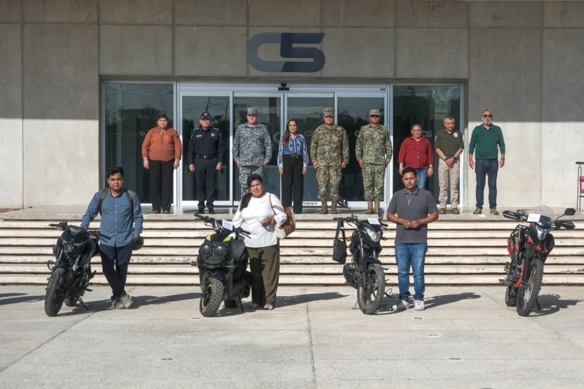 Mara Lezama entrega en Cancún 8 vehículos robados a sus dueños, con chip y gasolina