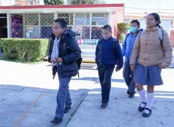 Escuelas de Puebla recorren media hora el horario de entrada y salida por el frío